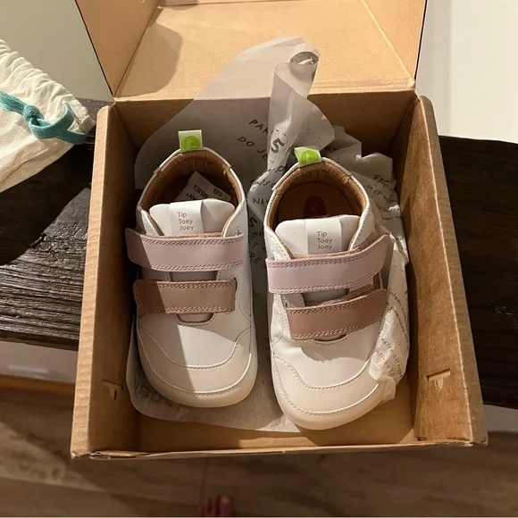 NWT Tip Toey Joey Girl's Landy Sneakers
White / Pink Dream / Rose Gold EU 23 - Picture 6 of 7
